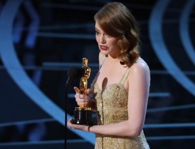 Εμμα Στόουν: 1.700 ώρες έραβαν το υπέροχο φόρεμα που έβαλε στα Όσκαρ (φωτό, βίντεο)